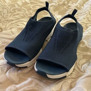 NWOT Skecher Archfit City Catch Navy Sandals